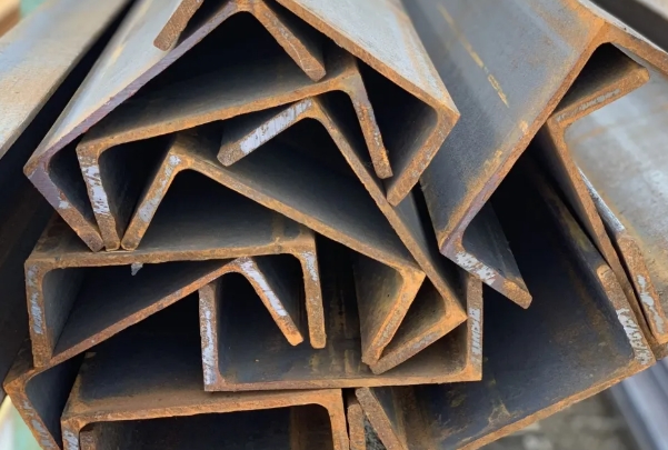 Швеллер стальной с толщиной стенки 8.1 мм